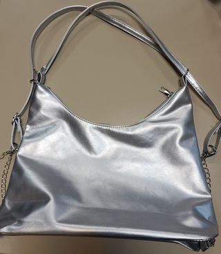 Bolso plateado con cadena