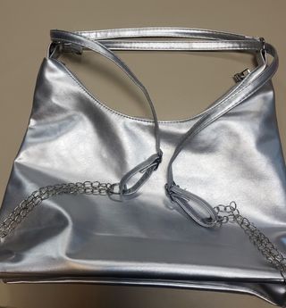 Bolso plateado con cadena