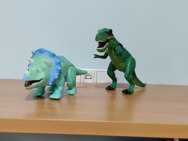 Lote 2 dinosaurios de juguete