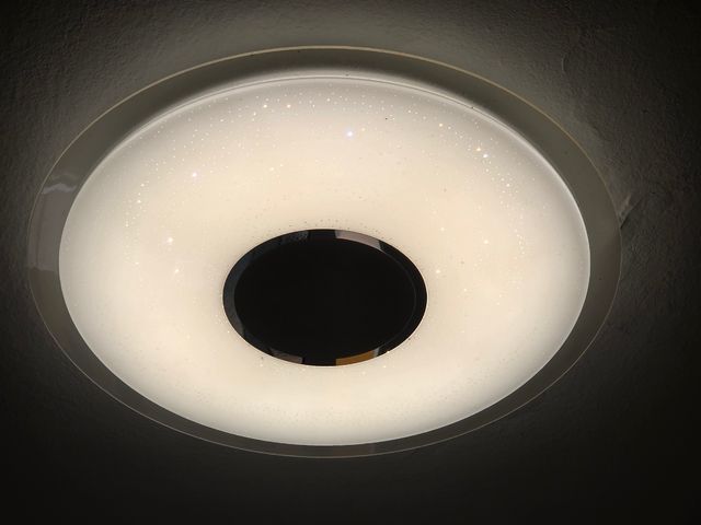 Lámpara LED moderna con estrellas