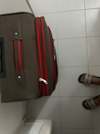 Maleta de viaje marrón con detalles rojos