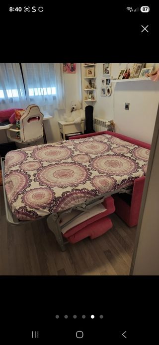 Sofá cama rosa de tela