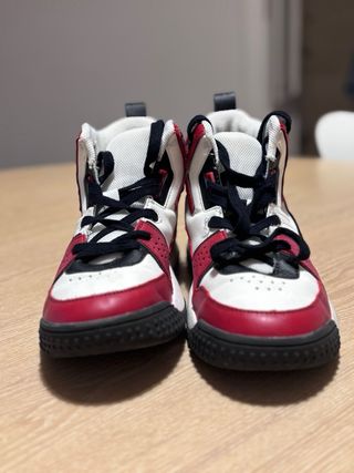 Zapatillas bota tipo baloncesto. T38
