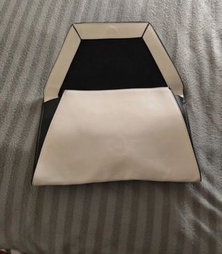 Bolso de mano TRF negro y blanco