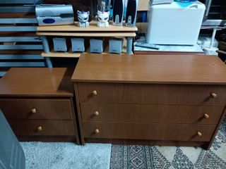Mesita y Cómoda de Madera