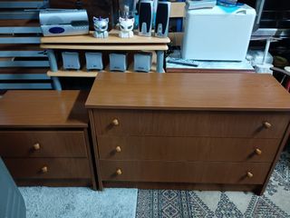 Mesita y Cómoda de Madera