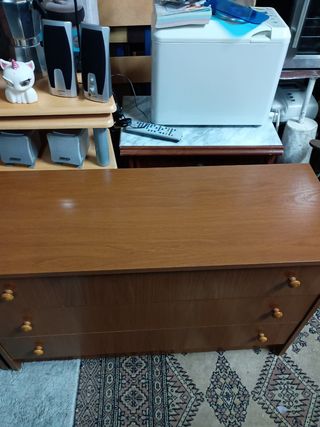Mesita y Cómoda de Madera