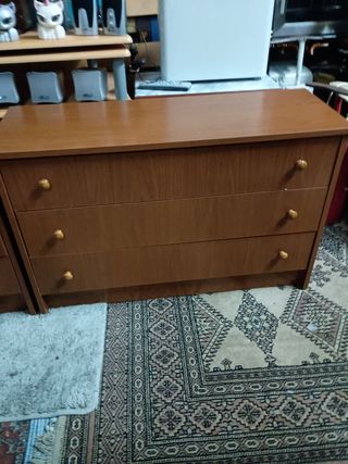 Mesita y Cómoda de Madera