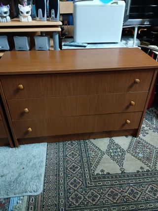 Mesita y Cómoda de Madera