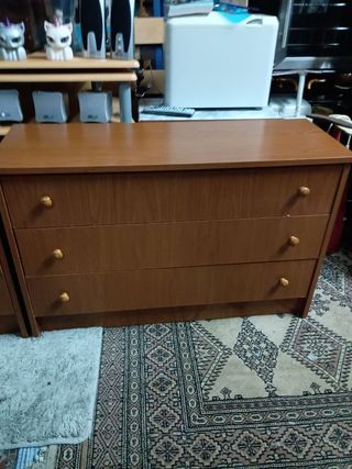Mesita y Cómoda de Madera