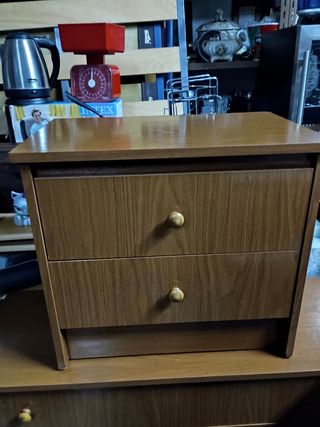 Mesita y Cómoda de Madera