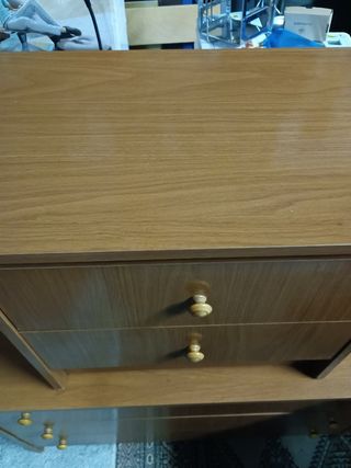 Mesita y Cómoda de Madera