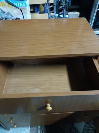 Mesita y Cómoda de Madera