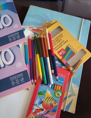 Set materiale scolastico: matite, fogli