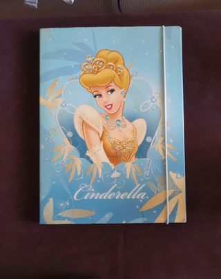 Set materiale scolastico: matite, fogli