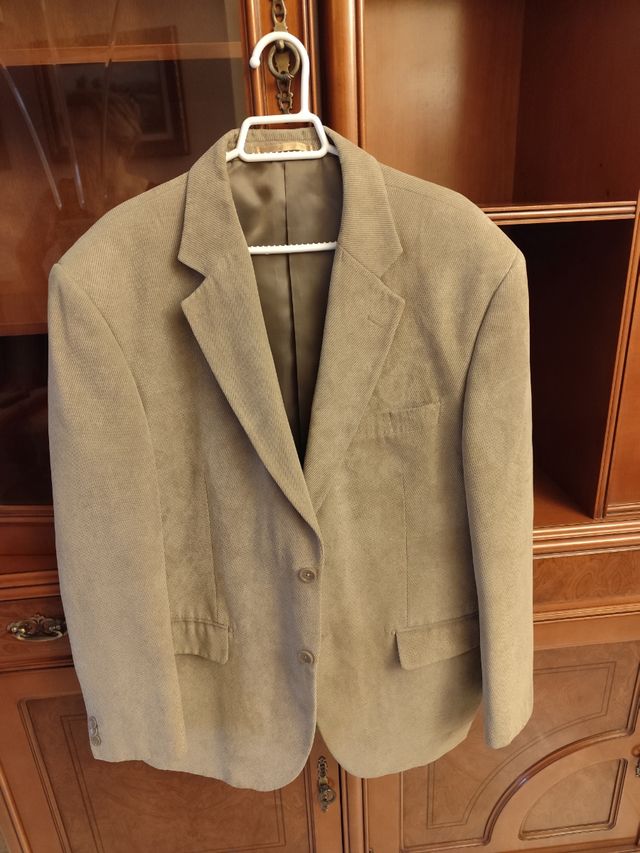 Chaqueta de pana beige.