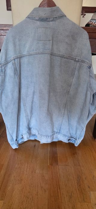 Cazadora tejana Levis clara con 1 sólo uso.