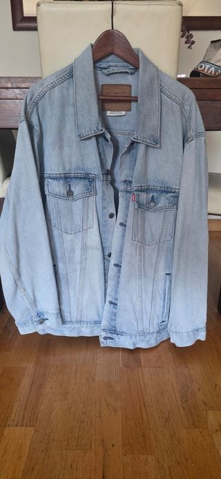 Cazadora tejana Levis clara con 1 sólo uso.