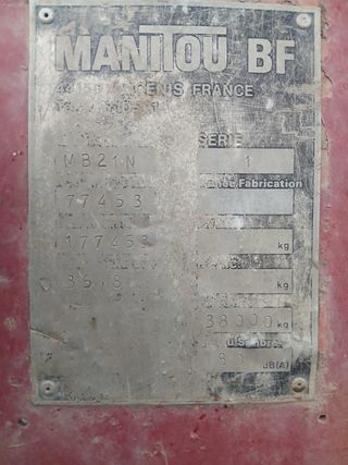 Montacargas Manitou con papeles