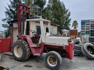 Montacargas Manitou con papeles