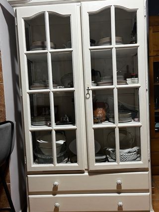 Vitrina de madera blanca con puertas de cristal