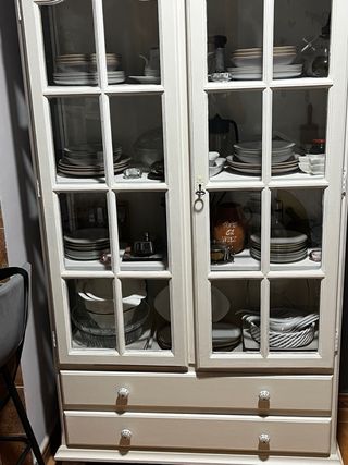 Vitrina de madera blanca con puertas de cristal