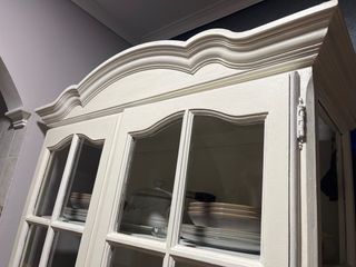 Vitrina de madera blanca con puertas de cristal