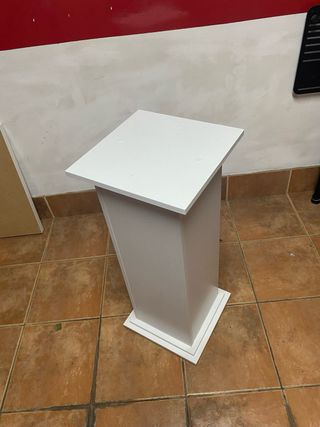 Soporte expositor blanco madera. Medidas: 33x33x80