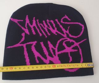 Gorro de lana negro y fucsia