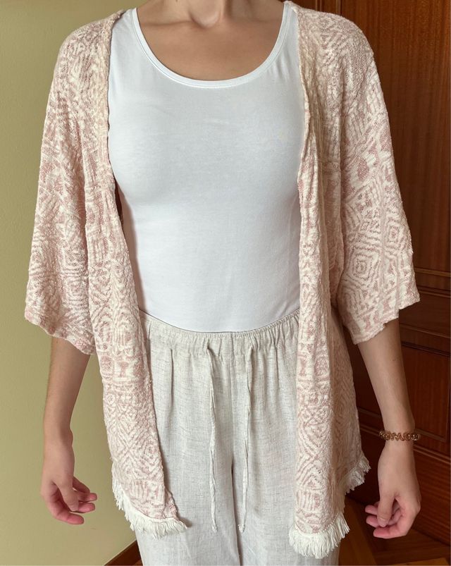 Poncho con flecos blanco y rosa