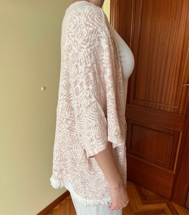 Poncho con flecos blanco y rosa