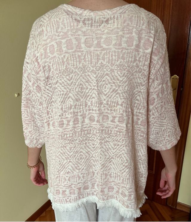 Poncho con flecos blanco y rosa