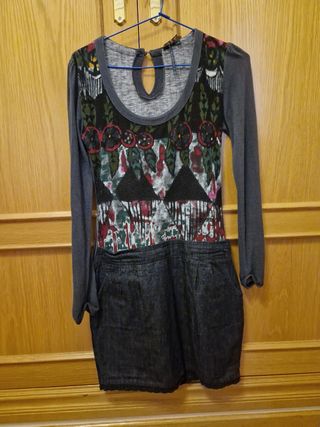 Vestido minifalda vaquera y camiseta estampada