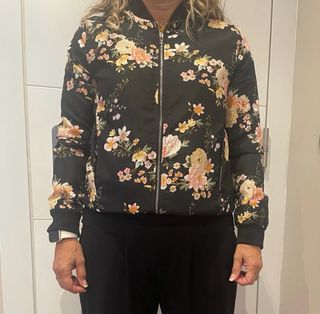 Chaqueta bomber floral negra