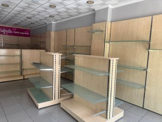 Mueble expositor tienda madera y cristal