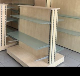 Mobili espositivi per tende in legno e vetro