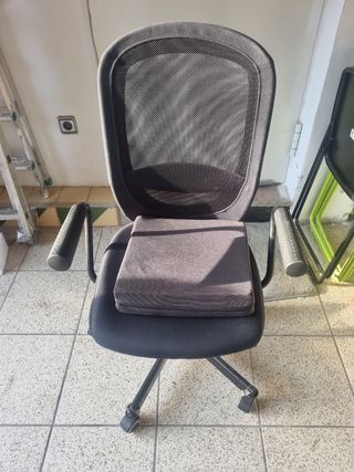 Silla de oficina negra y gris