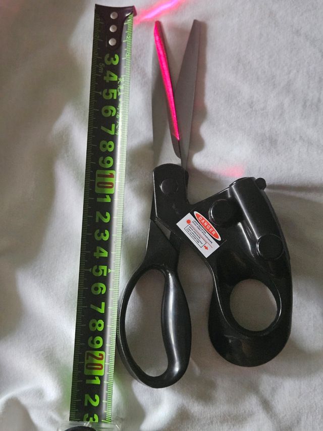 Tijeras de costura con guía láser