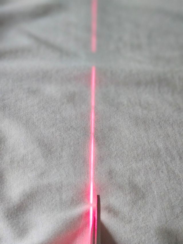 Tijeras de costura con guía láser