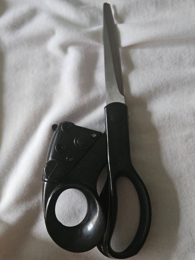 Tijeras de costura con guía láser