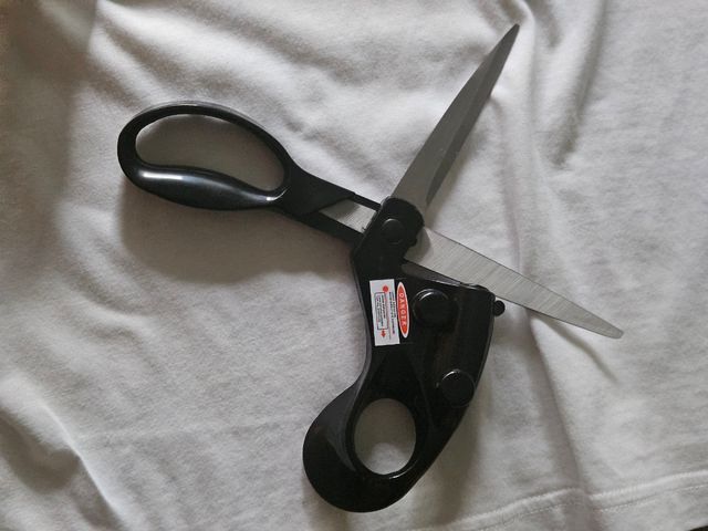 Tijeras de costura con guía láser