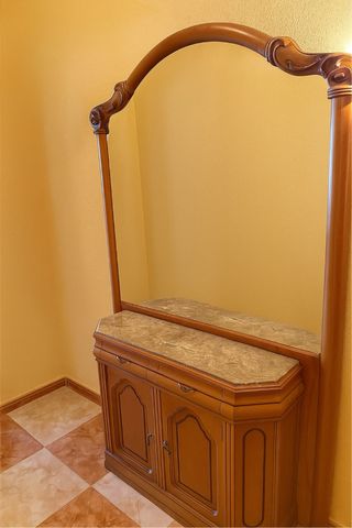 Recibidor de madera con espejo y mármol