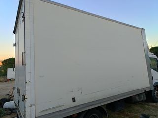 Caja camión montada en Nissan cabstar