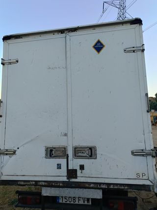 Caja camión montada en Nissan cabstar