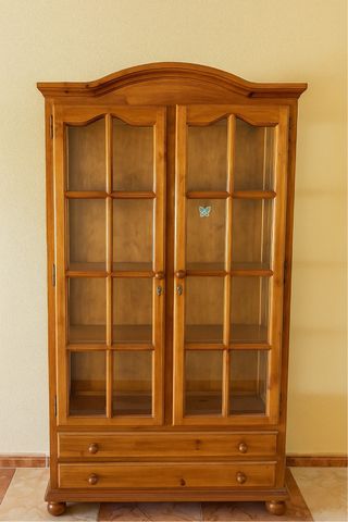 Vitrina de madera con puertas de cristal