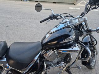 Suzuki LC Intruder 250 color negro