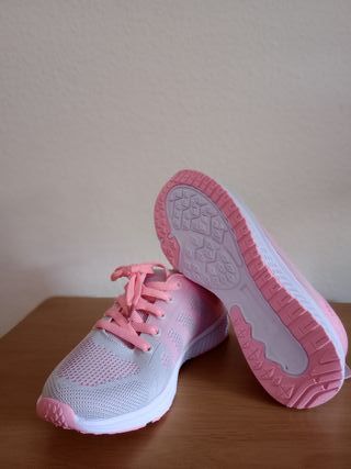 Zapatillas deportivas grises y rosas