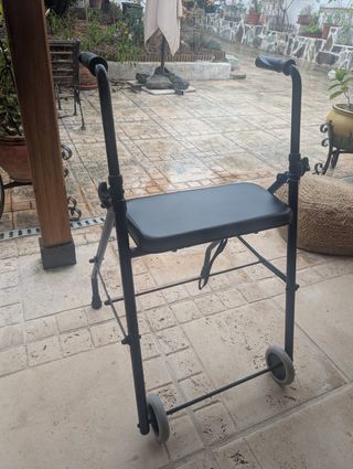 Andador plegable con asiento