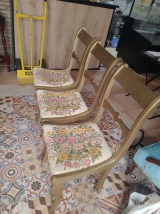 Sillas de madera pintadas en dorado