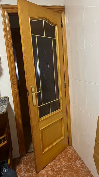 Puerta de madera con cristal